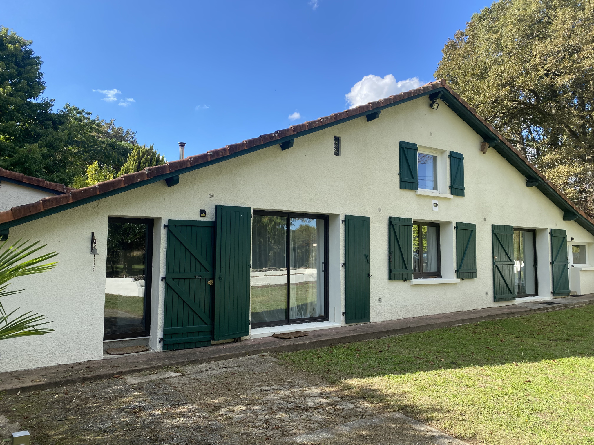 Maison à vendre à Dax : vue de la maison avec grandes baies vitrées et volets